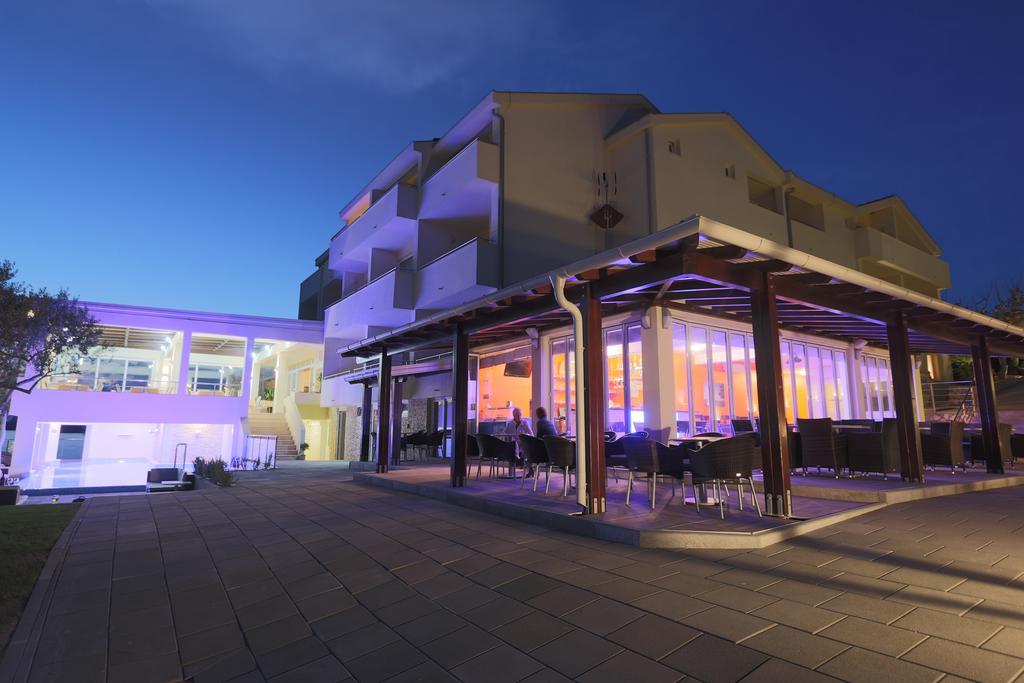 Hotel Vila 4M Ražanac Екстериор снимка
