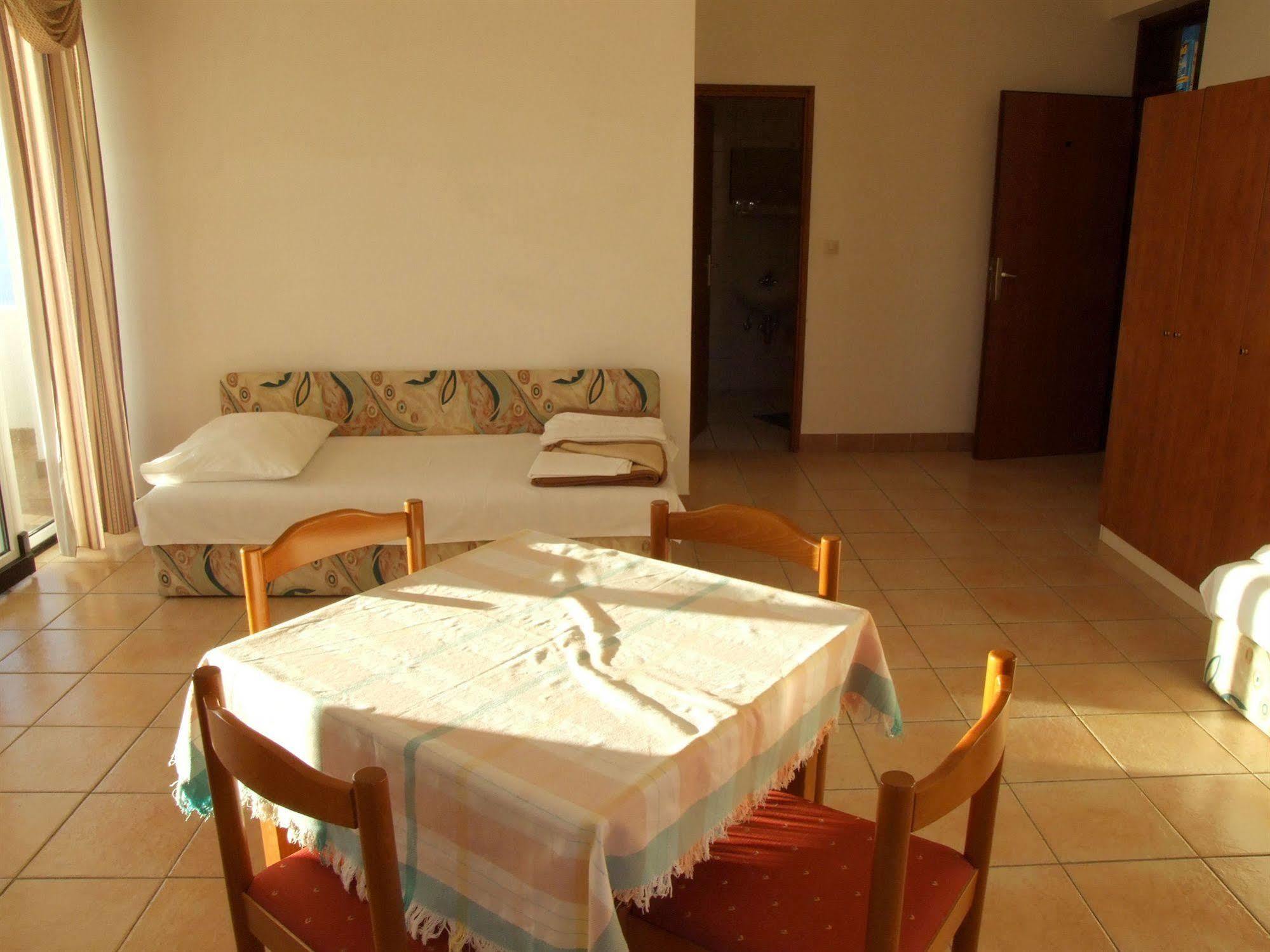 Hotel Vila 4M Ražanac Екстериор снимка