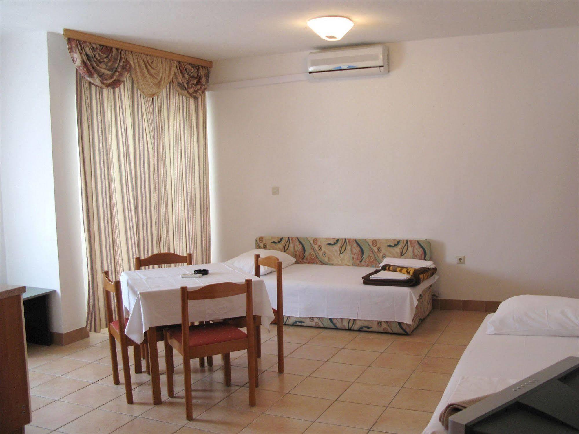 Hotel Vila 4M Ražanac Екстериор снимка