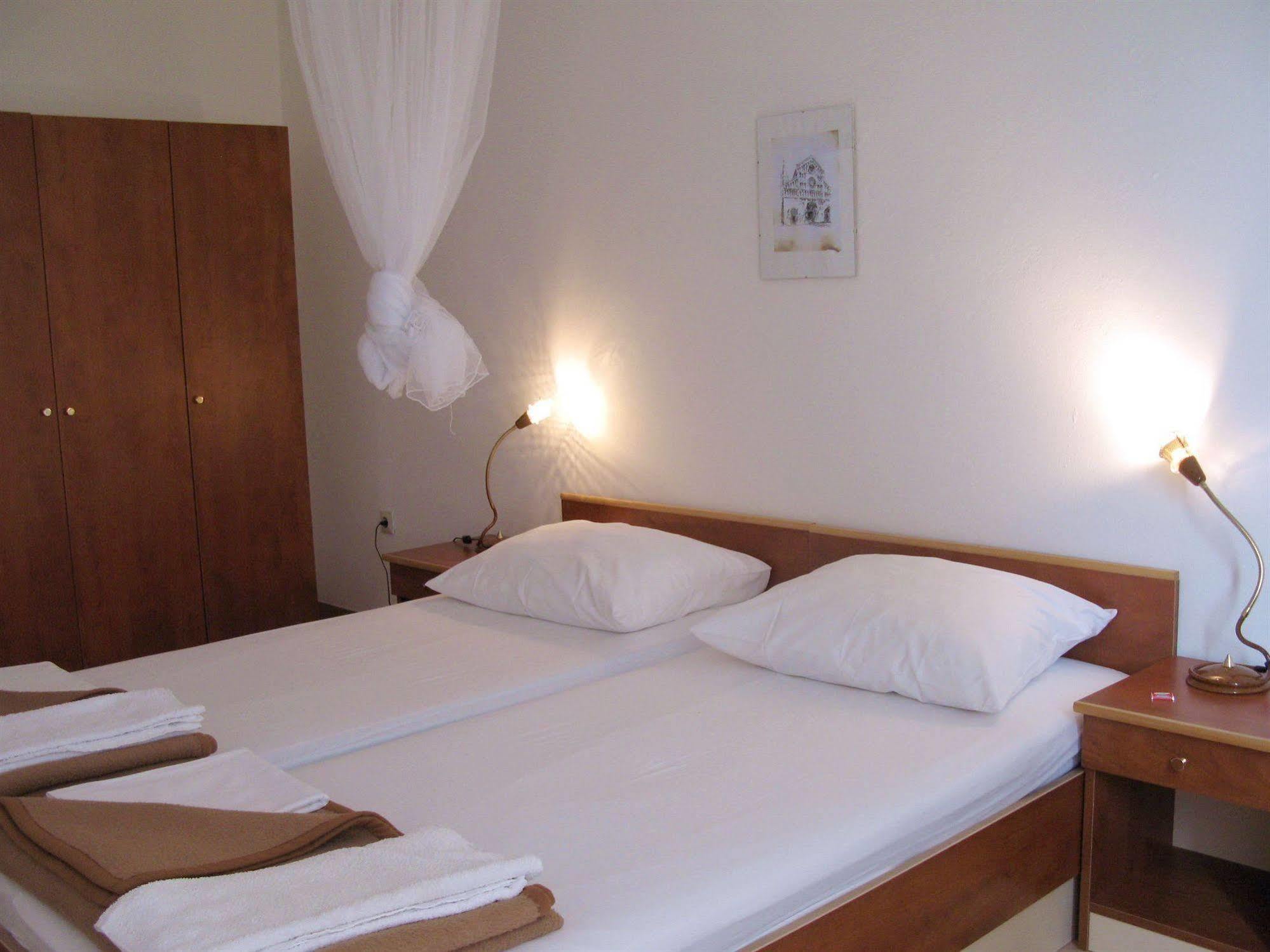 Hotel Vila 4M Ražanac Екстериор снимка