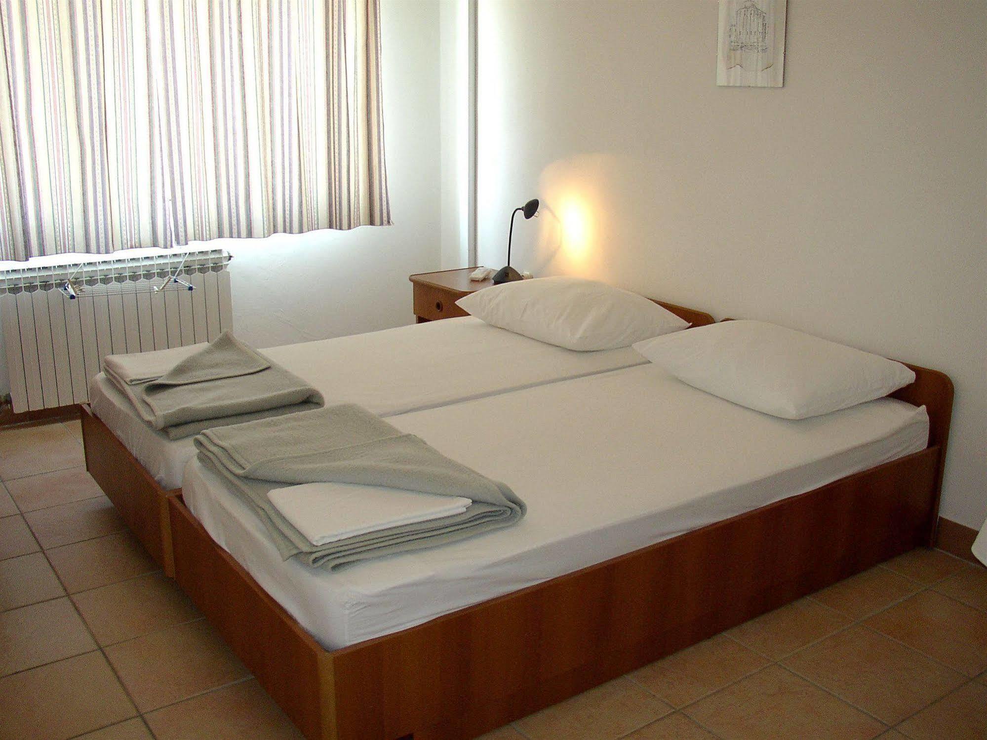 Hotel Vila 4M Ražanac Екстериор снимка