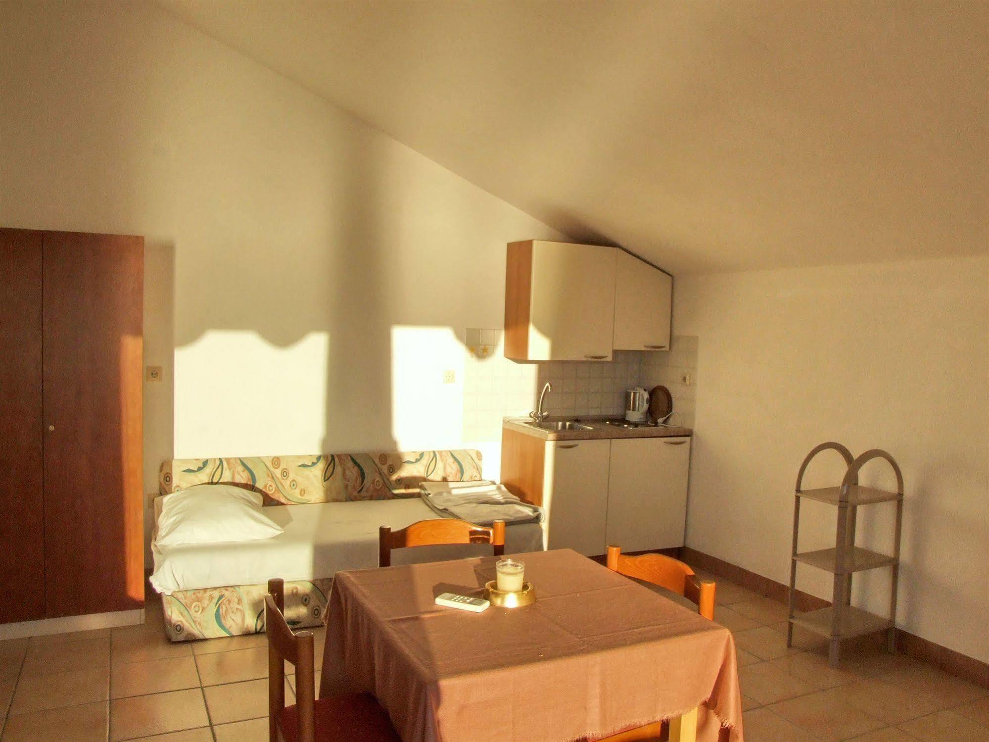Hotel Vila 4M Ražanac Екстериор снимка