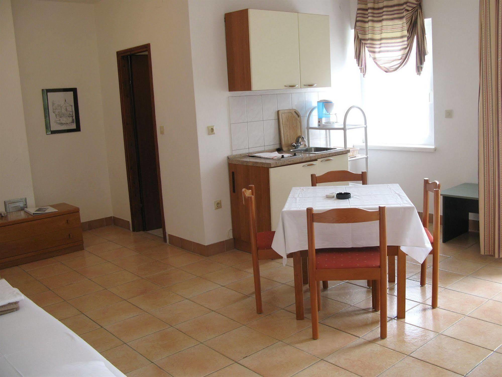 Hotel Vila 4M Ražanac Екстериор снимка